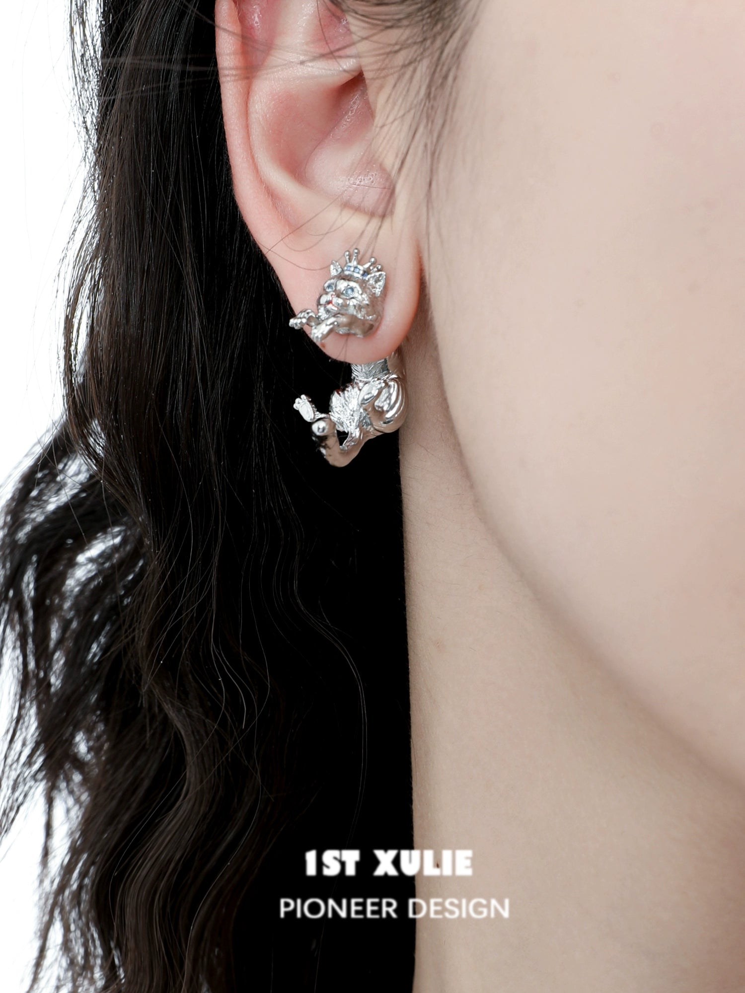 Y2K cat earrings designed by 1STXULIE with sparkling details for a trendy look