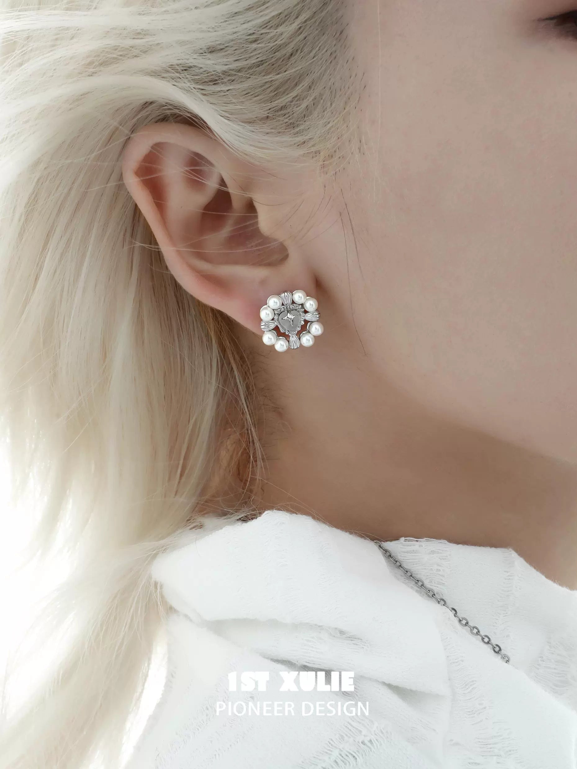 Stunning Y2K pearl earrings featuring a floral design with sparkling accents for a trendy look