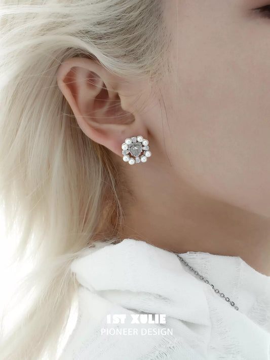 Stunning Y2K pearl earrings featuring a floral design with sparkling accents for a trendy look