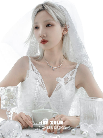 Elegant Y2K pearl necklace worn by a model in a bridal setting with a lace dress
