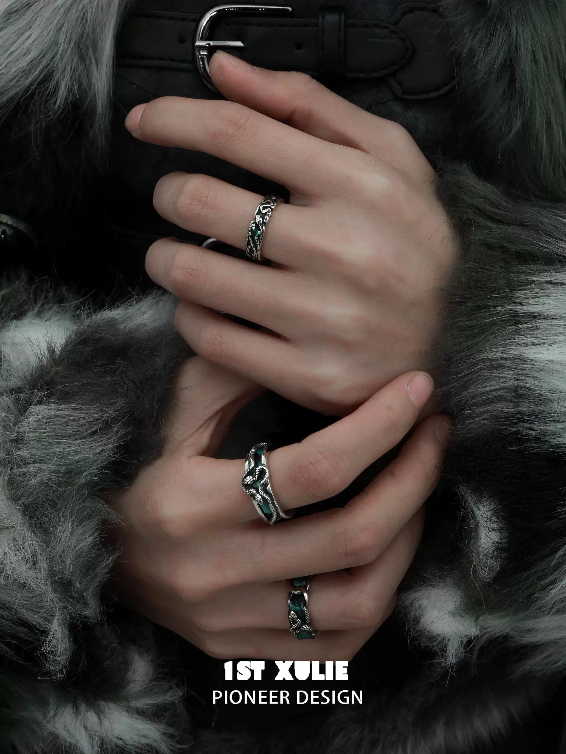 Y2K viper ring worn on fingers, featuring intricate design and unique styling for fashion enthusiasts
